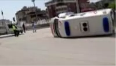 Hatay'da ticari aracın çarptığı ambulans devrildi: 3 yaralı Hatay'da ticari aracın çarptığı ambulans devrildi: 3 yaralı