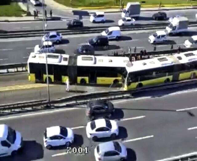 İBB'den metrobüs kazasına ilişkin açıklama: Şoför baygınlık geçirdi
