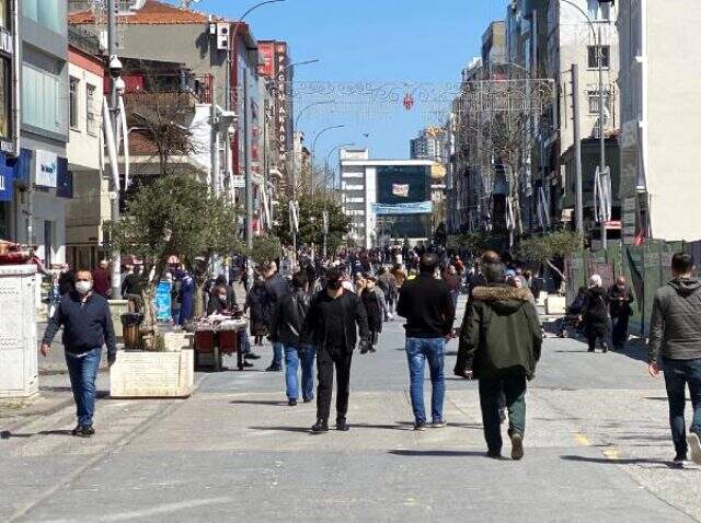İstanbul Ümraniye'de sıcak havayı görenler ilçenin en önemli caddesine akın etti