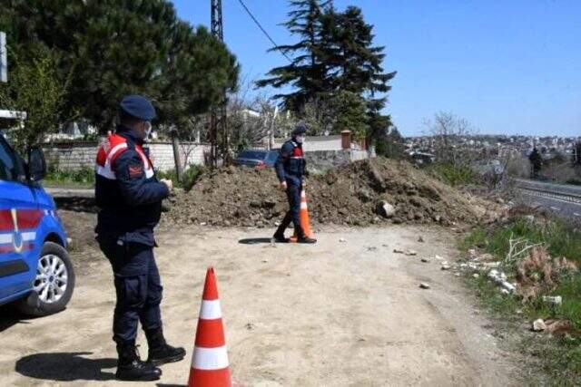 Jandarma ekipleri, Tekirdağ'dan İstanbul'a giden ara yolları toprak yığınlarıyla kapattı