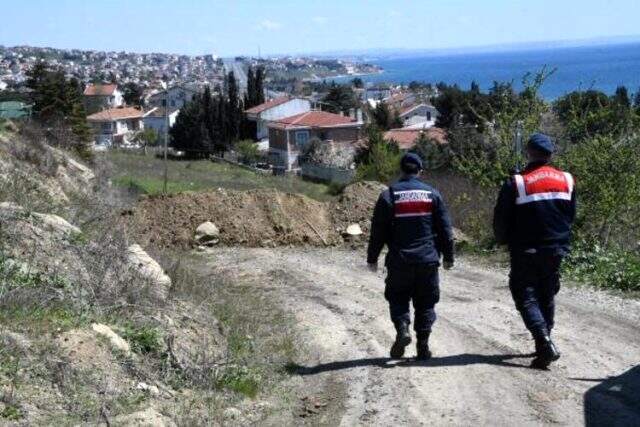 Jandarma ekipleri, Tekirdağ'dan İstanbul'a giden ara yolları toprak yığınlarıyla kapattı