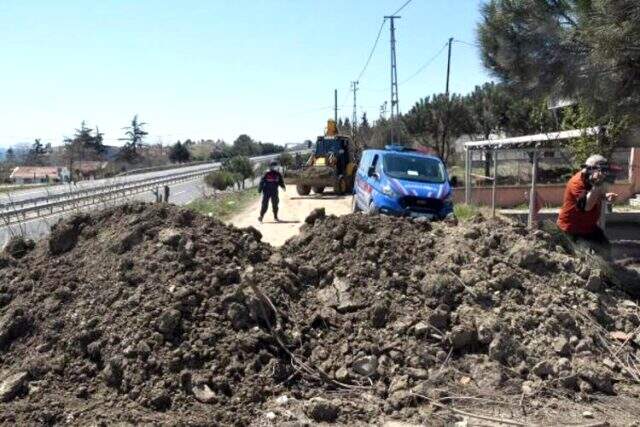 Jandarma ekipleri, Tekirdağ'dan İstanbul'a giden ara yolları toprak yığınlarıyla kapattı