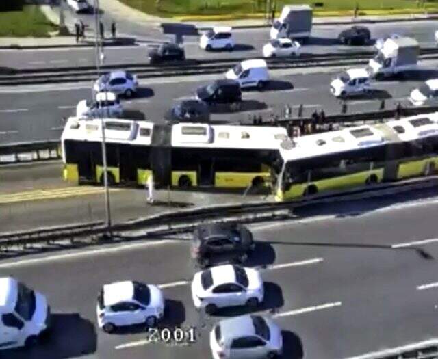 Kafa kafaya çarpışan metrobüslerin kaza anına ait görüntüler ortaya çıktı