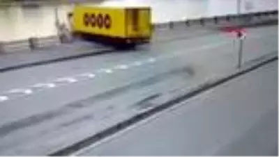 Kontrolden çıkan TIR kazası kamerada Kontrolden çıkan TIR kazası kamerada