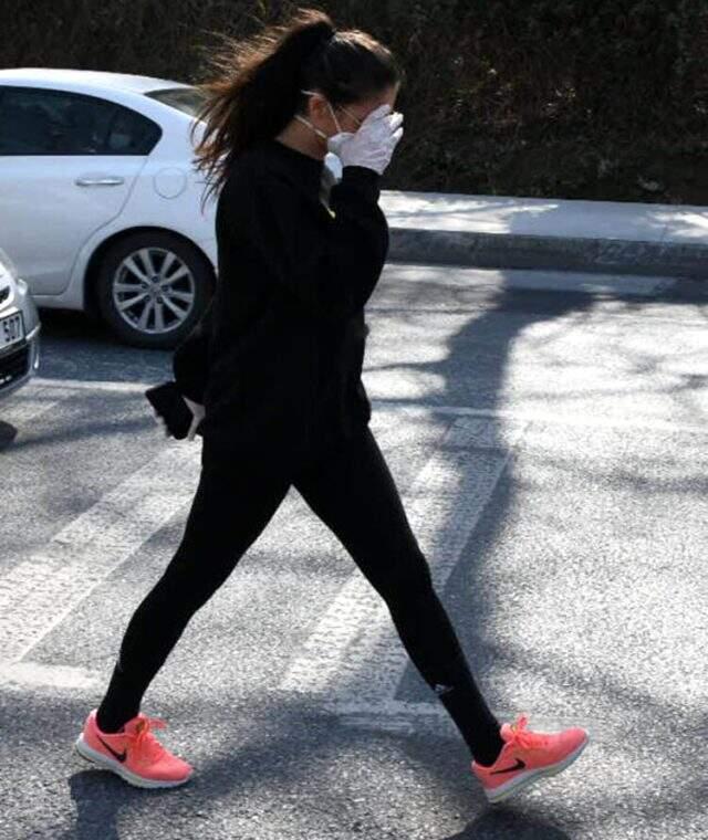 Koronavirüs tedbirlerine uymayan oyuncu Alp Navruz, sevgilisiyle sahilde yürüyüş yaptı