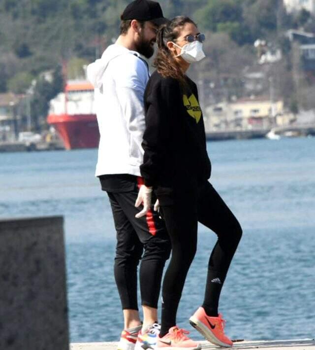 Koronavirüs tedbirlerine uymayan oyuncu Alp Navruz, sevgilisiyle sahilde yürüyüş yaptı