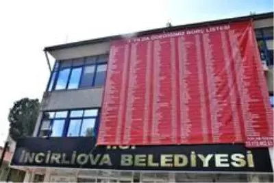 Ödediği borçların pankartını belediyeye astırdı Ödediği borçların pankartını belediyeye astırdı