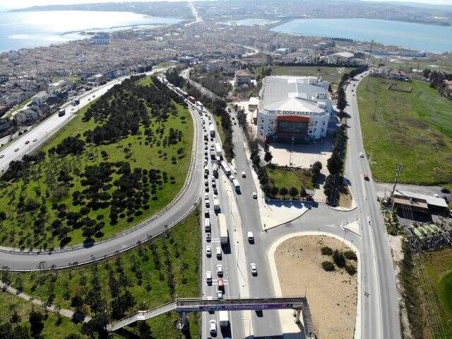 Sokağa çıkma yasağı öncesi İstanbul'dan ayrılmak isteyen trafiği kilitledi