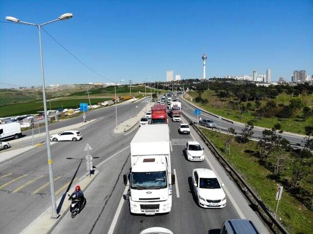 Sokağa çıkma yasağı öncesi İstanbul'dan ayrılmak isteyen trafiği kilitledi