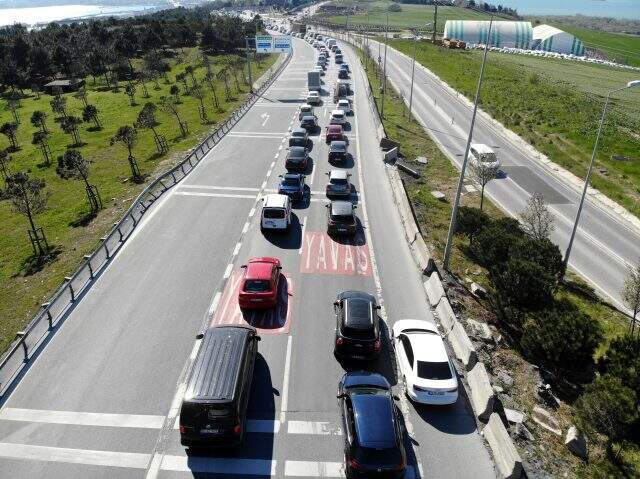 Sokağa çıkma yasağı öncesi İstanbul'dan ayrılmak isteyen trafiği kilitledi