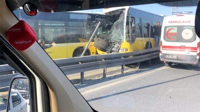 Son Dakika: İstanbul Avcılar'da iki metrobüs kafa kafaya çarpıştı