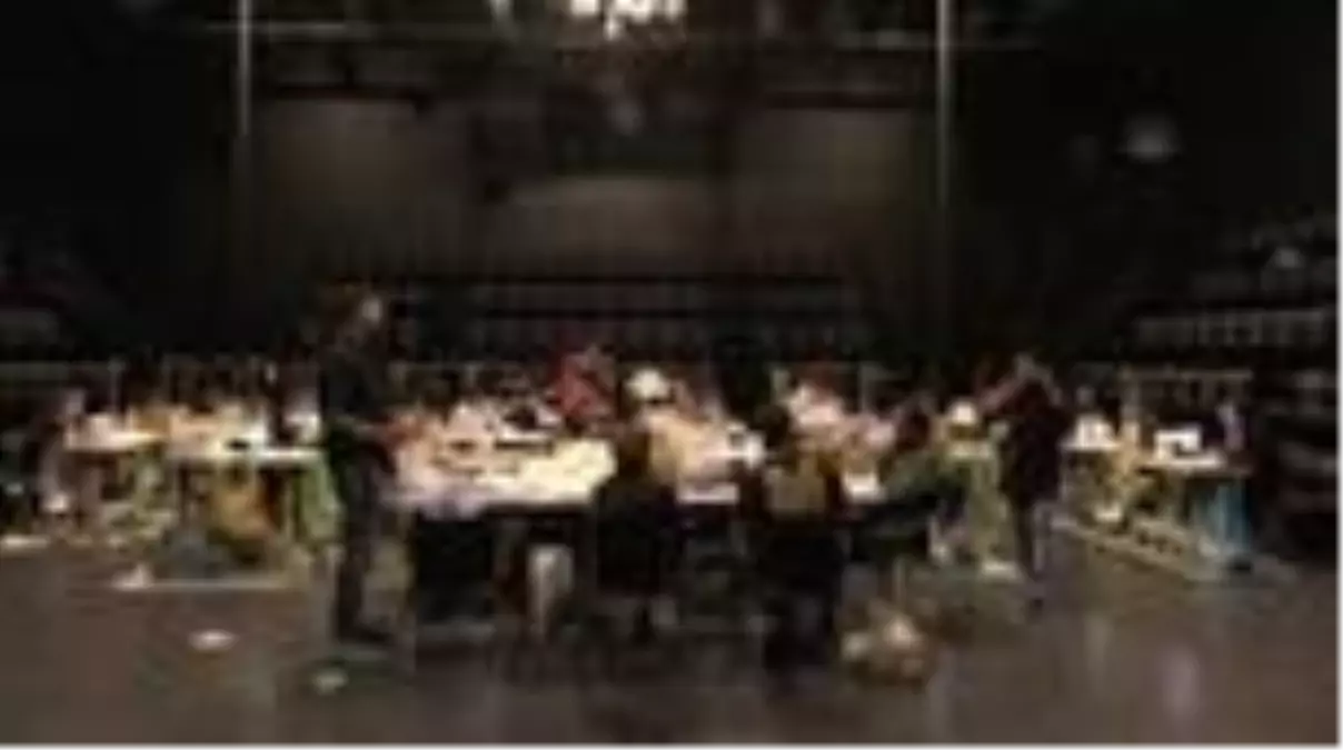 Tiyatro sahnesini maske üretim atölyesine çevirdiler