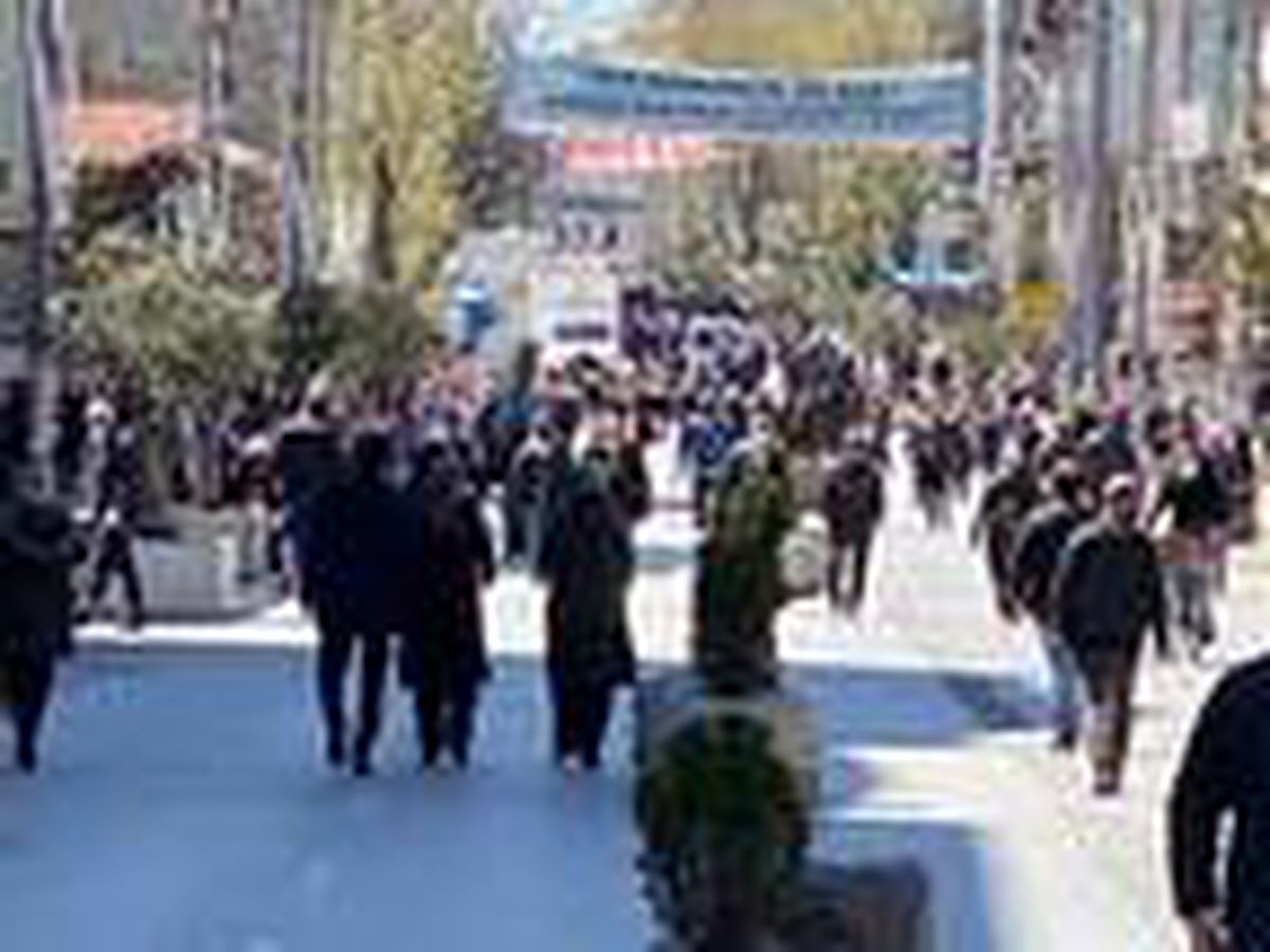 İstanbul Ümraniye'de sıcak havayı görenler ilçenin en önemli caddesine akın etti