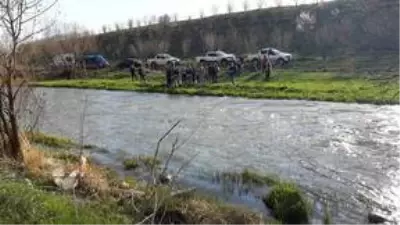 Adana'da nehre giren genç boğuldu Adana'da nehre giren genç boğuldu