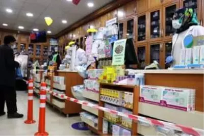 Ağrı'da eczacılar ve esnaf sosyal mesafeyi koruyarak müşterilerine hizmet veriyor