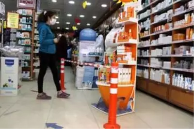 Ağrı'da eczacılar ve esnaf sosyal mesafeyi koruyarak müşterilerine hizmet veriyor