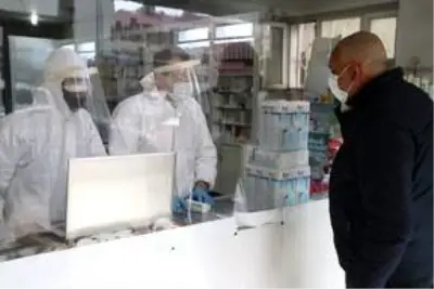 Ağrı'da eczacılar ve esnaf sosyal mesafeyi koruyarak müşterilerine hizmet veriyor