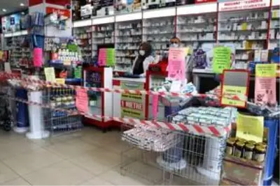 Ağrı'da eczacılar ve esnaf sosyal mesafeyi koruyarak müşterilerine hizmet veriyor