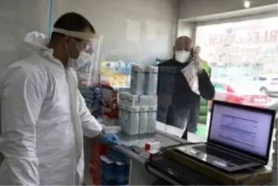 Ağrı'da eczacılar ve esnaf sosyal mesafeyi koruyarak müşterilerine hizmet veriyor