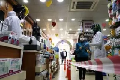 Ağrı'da eczacılar ve esnaf sosyal mesafeyi koruyarak müşterilerine hizmet veriyor