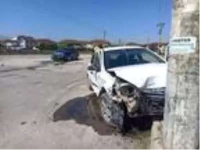 Araçla çarpışan otomobil, elektrik direğine çarptı: 1 yaralı Araçla çarpışan otomobil, elektrik direğine çarptı: 1 yaralı