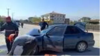 Araçla çarpışan otomobil, elektrik direğine çarptı: 1 yaralı Araçla çarpışan otomobil, elektrik direğine çarptı: 1 yaralı