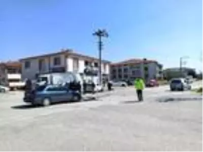 Araçla çarpışan otomobil, elektrik direğine çarptı: 1 yaralı Araçla çarpışan otomobil, elektrik direğine çarptı: 1 yaralı