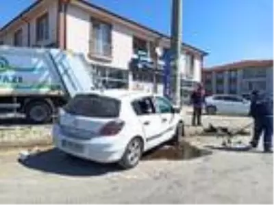 Araçla çarpışan otomobil, elektrik direğine çarptı: 1 yaralı Araçla çarpışan otomobil, elektrik direğine çarptı: 1 yaralı