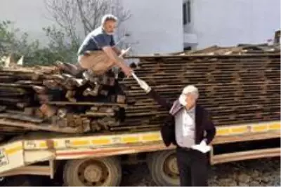 Başkan Aydın ev ev dolaşarak maske dağıttı