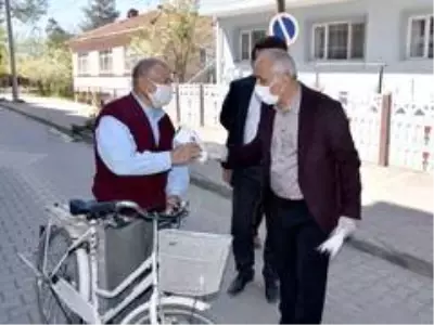 Başkan Aydın ev ev dolaşarak maske dağıttı Başkan Aydın ev ev dolaşarak maske dağıttı