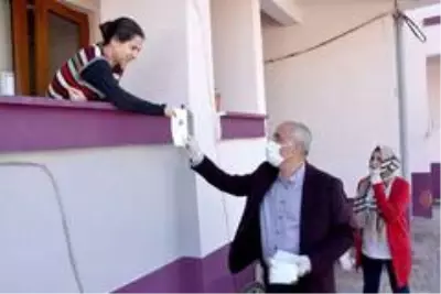Başkan Aydın ev ev dolaşarak maske dağıttı Başkan Aydın ev ev dolaşarak maske dağıttı