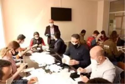 Başkan Aydın ev ev dolaşarak maske dağıttı Başkan Aydın ev ev dolaşarak maske dağıttı