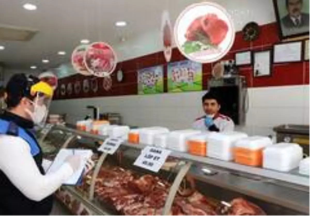 Büyükçekmece esnafına maske ve siperlik dağıtılıyor