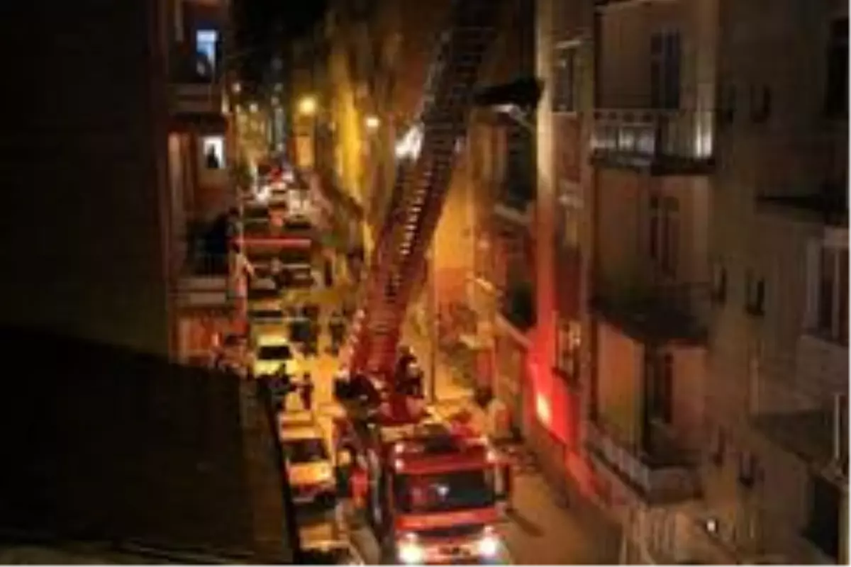 Depremde hasar alan binanın çatısı yandı