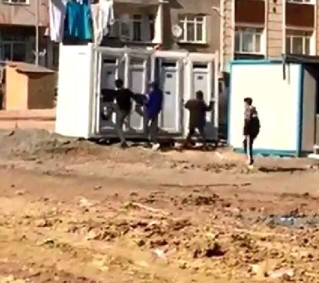 Dışarı çıkmaları yasak olan 6 çocuk, inşaat alanında tuvalet kabinlerini parçaladı