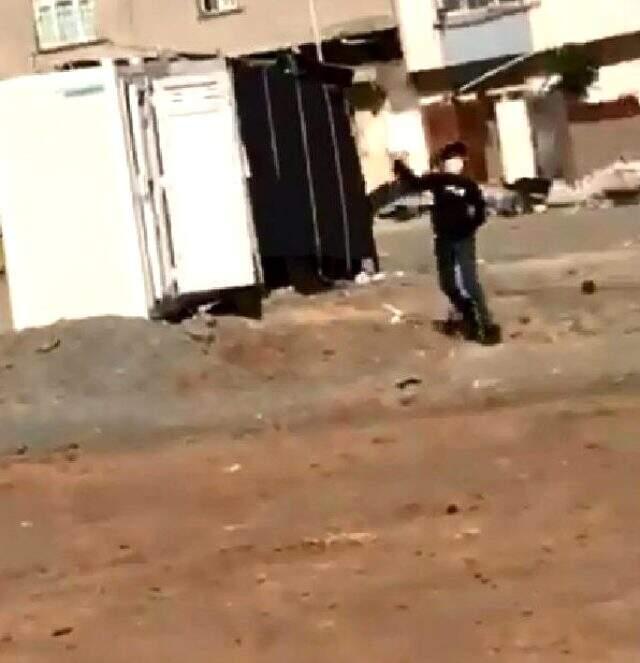 Dışarı çıkmaları yasak olan 6 çocuk, inşaat alanında tuvalet kabinlerini parçaladı