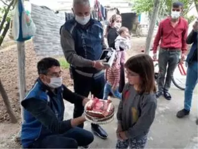 Diyarbakır'da zabıtadan, evden çıkamayan çocuğa doğum günü sürprizi