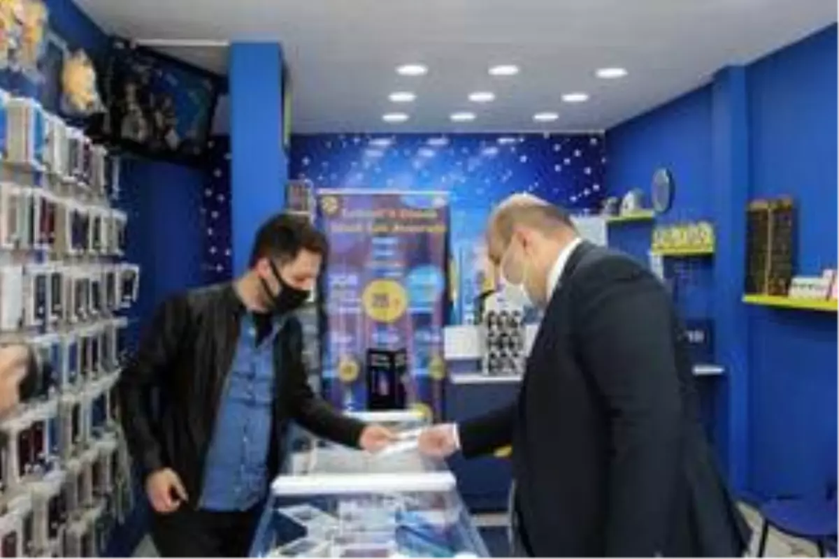 Erzurum'da belediyeler vatandaşlara maske dağıtıyor