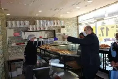 Erzurum'da belediyeler vatandaşlara maske dağıtıyor Erzurum'da belediyeler vatandaşlara maske dağıtıyor