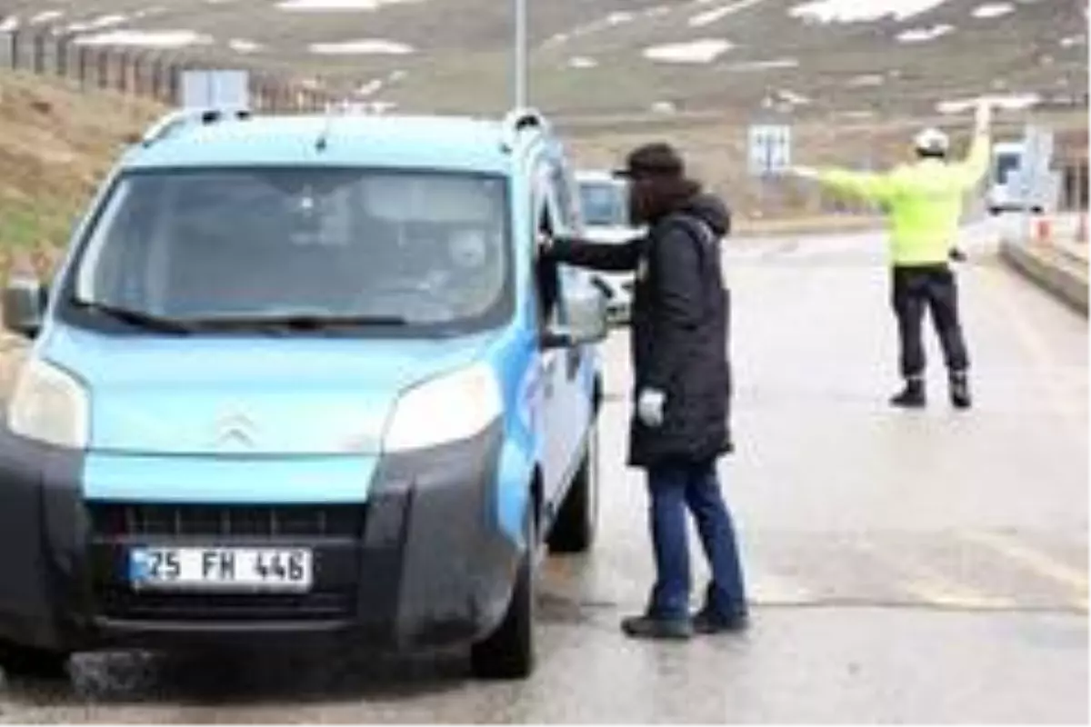 Erzurum'da polis denetimleri sürüyor