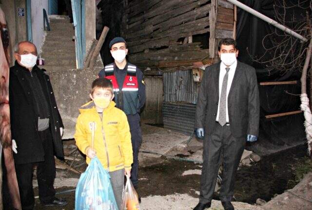 Evden çıkamayan çocuk, 'yasal hakkım' diyerek jandarmadan cips istedi Evden çıkamayan çocuk, 'yasal hakkım' diyerek jandarmadan cips istedi