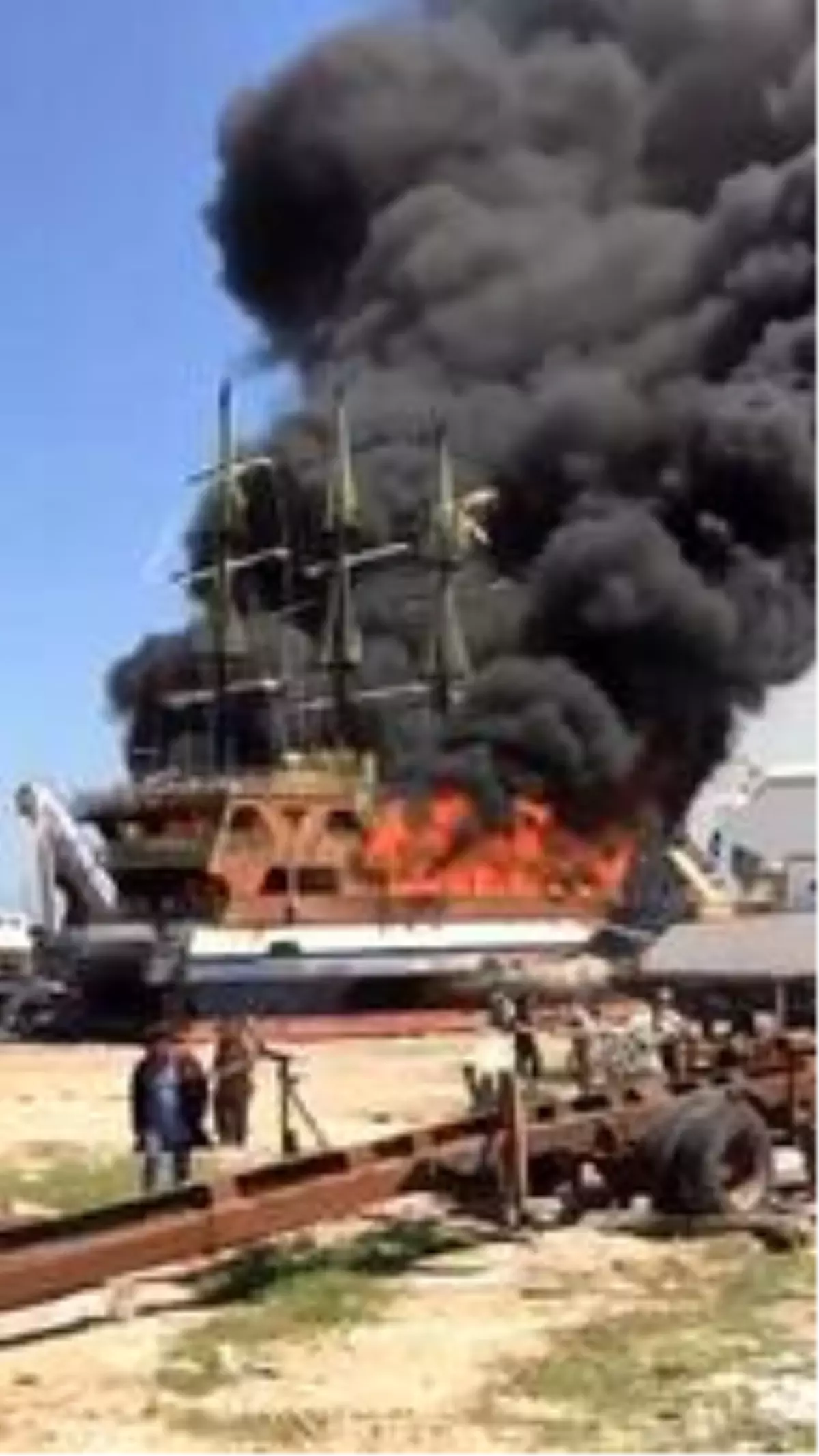 Gezi teknesinde yangın (1)