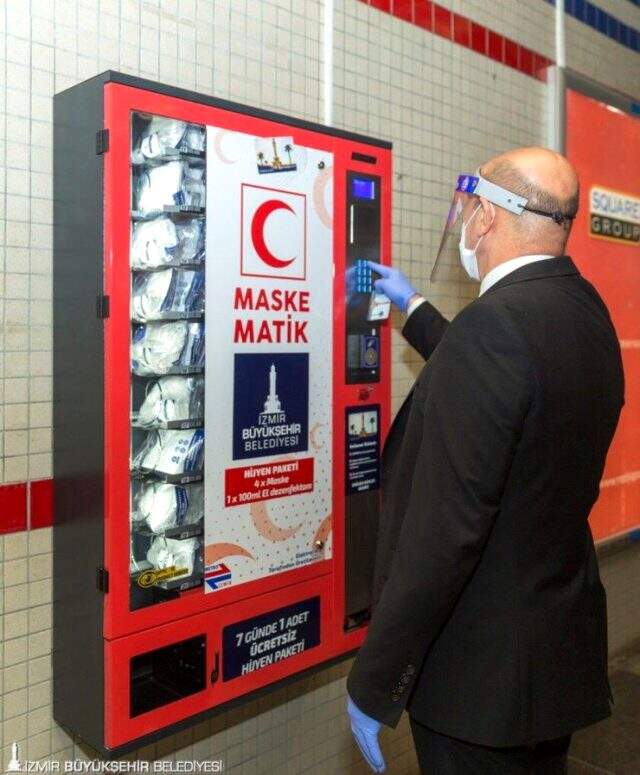 İzmir Büyükşehir Belediyesi, metroda ücretsiz maske dağıtmaya başladı