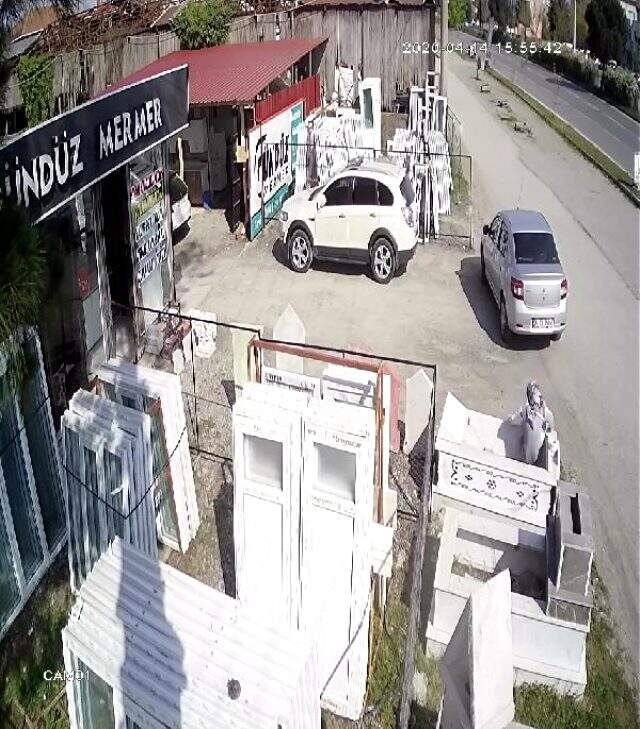 Samsun'da boş mezarın içine düşen kadının o anları kamerada