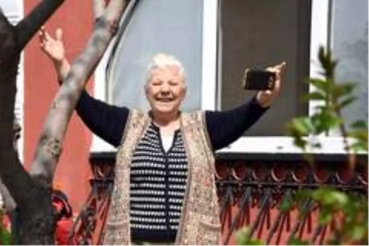 Sesi duyan balkonlara koştu