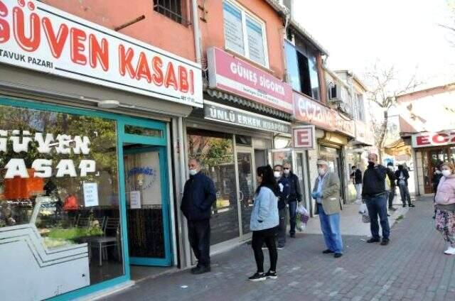 Sokağa çıkma yasağına saatler kala Güngören'de marketler önünde uzun kuyruklar oluştu