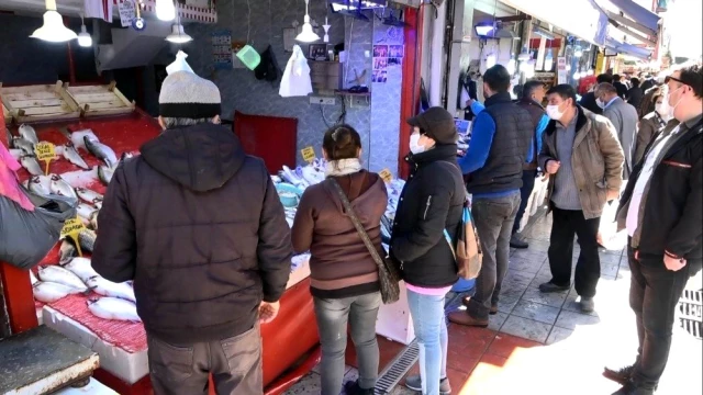 Samsun'da sokağa çıkma yasağı öncesi balık satışlarında patlama yaşandı