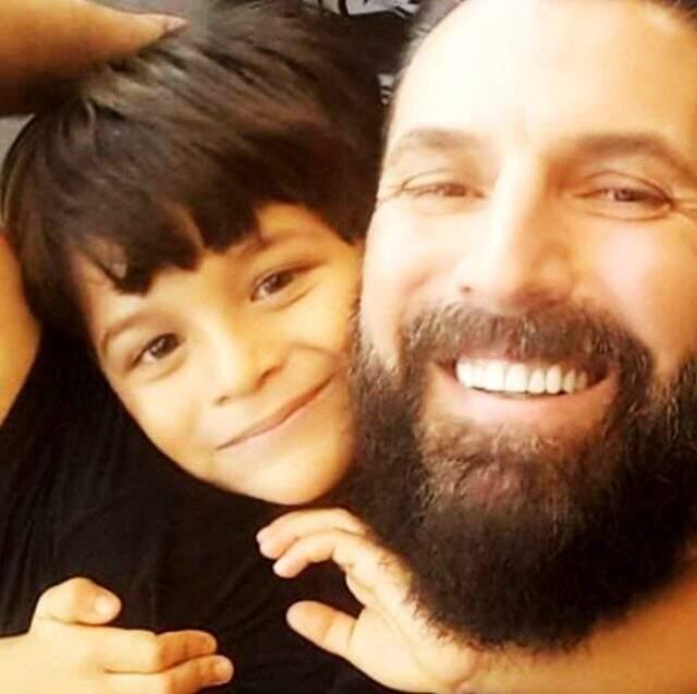 Çocuğu vefat eden Harun Tan, mezarlıkta görüntü almak isteyenlere tepki gösterdi: Leşe üşüşen kargalar.