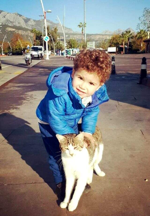 Evinin bahçesinde oynayan 3 yaşındaki Bayram Emir, jandarmayı görünce eve kaçtı