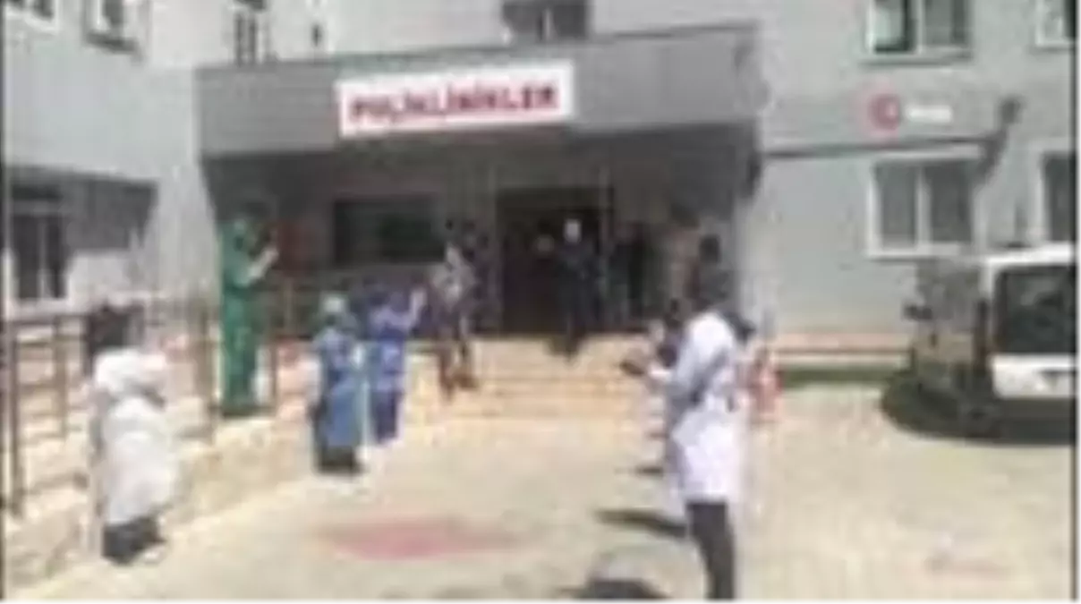 Hastalıklarına rağmen korona virüsü yenerek alkışlarla taburcu oldu